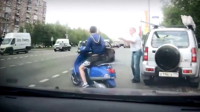Прикол! Придурок на мопеде! смотреть онлайн