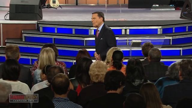 Kenneth Copeland becomes Demon Possessed on stage. смотреть онлайн