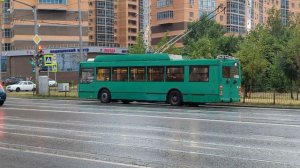 Тролза-5275.03 «Оптима», г. Казань, 9 июля 2022, прибытие нескольких троллейбусов к остановке