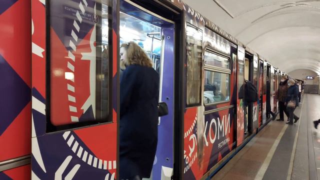 Именной поезд "100 лет республике Коми" на станции Семёновская смотреть онлайн