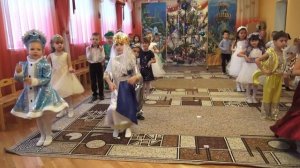 Танец-вход _Новогодний_ в детском саду (ст.гр.5-6 лет).mp4