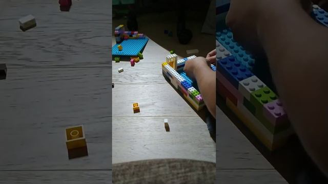 Постройка среднего домика из ЛЕГО смотреть онлайн