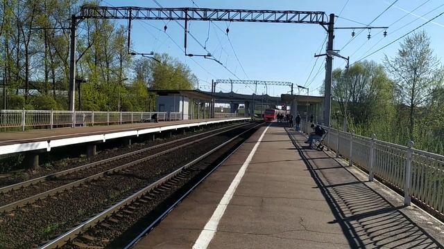 Санкт-Петербург. Электропоезд ЭТ2-004 и электропоезд ЭТ2-009 "Балтиец" на станции Дачное. смотреть онлайн