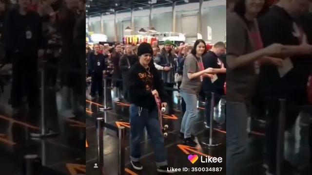 Джеку подарили скейт\Джек Дилан Грейзер целует фанаток♥? смотреть онлайн