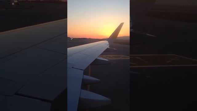 Beautiful evening approach into El Prat de Llobregat, Barcelona in an Airbus A320 смотреть онлайн