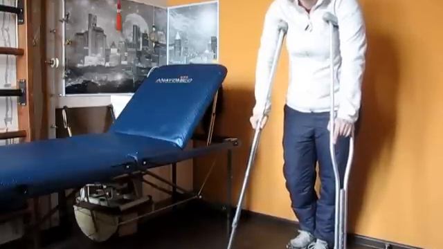 Как начать ходить на костылях. Основы / How to start walking on crutches смотреть онлайн