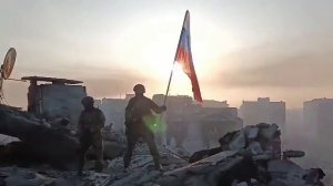 Момент водружения российского триколора и знамени ЧВК «Вагнер» над освобожденным Бахмутом.