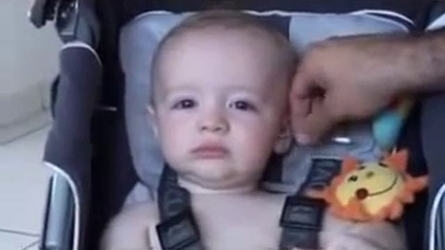 Новый способ успокоить малыша.