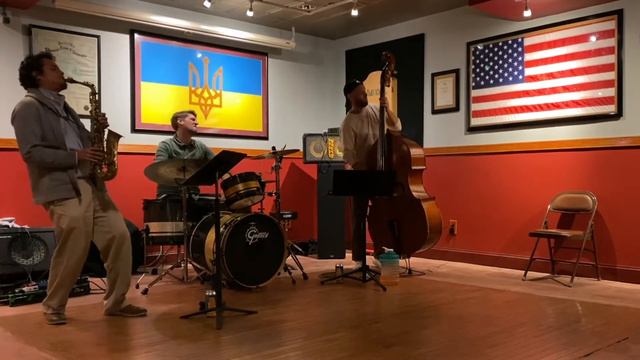 Чом ти не прийшов & Features of a Forgotten Face - U.S.E. Trio смотреть онлайн