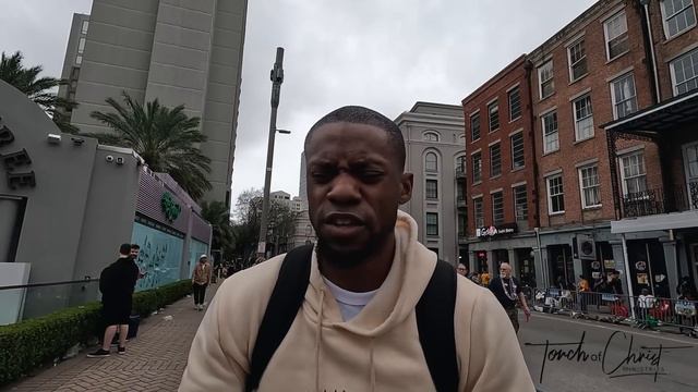 Invading the Mardi Gras parade route | Vlog + preaching смотреть онлайн