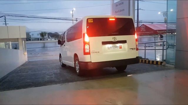 New Toyota Hiace Commuter Deluxe 2022 at San fernando, pampanga смотреть онлайн