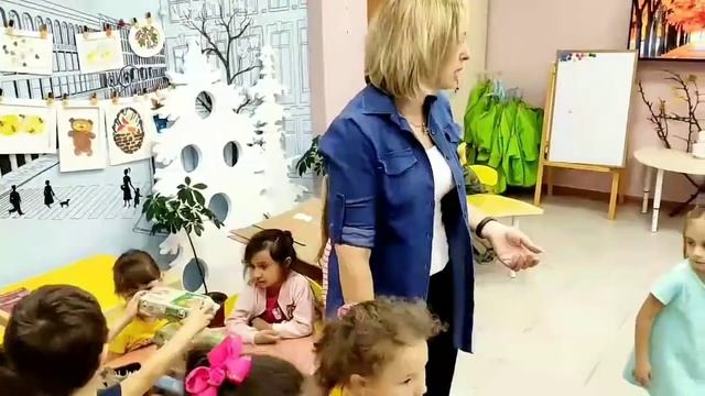 Декорация "Осенний лес" с применением материалов вторичного использования. смотреть онлайн