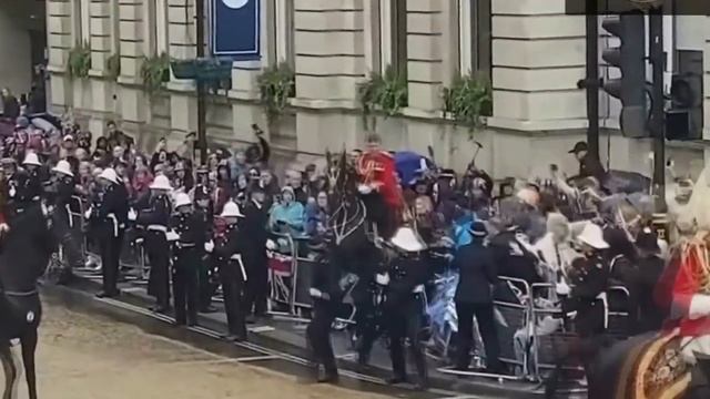 El Momento mas Misterioso y Sagrado en la Ceremonia de Coronación del Rey Carlos III смотреть онлайн
