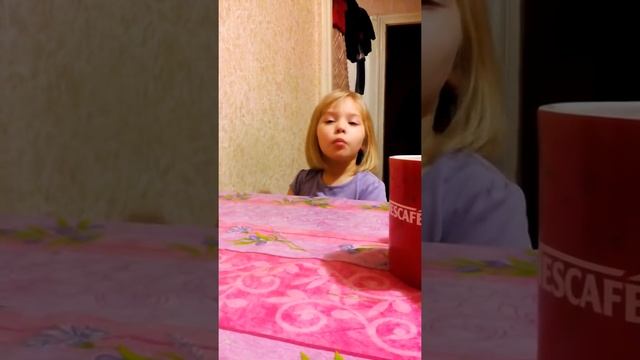 Девочка 5 лет рассказывает про детей в садике)) смотреть онлайн