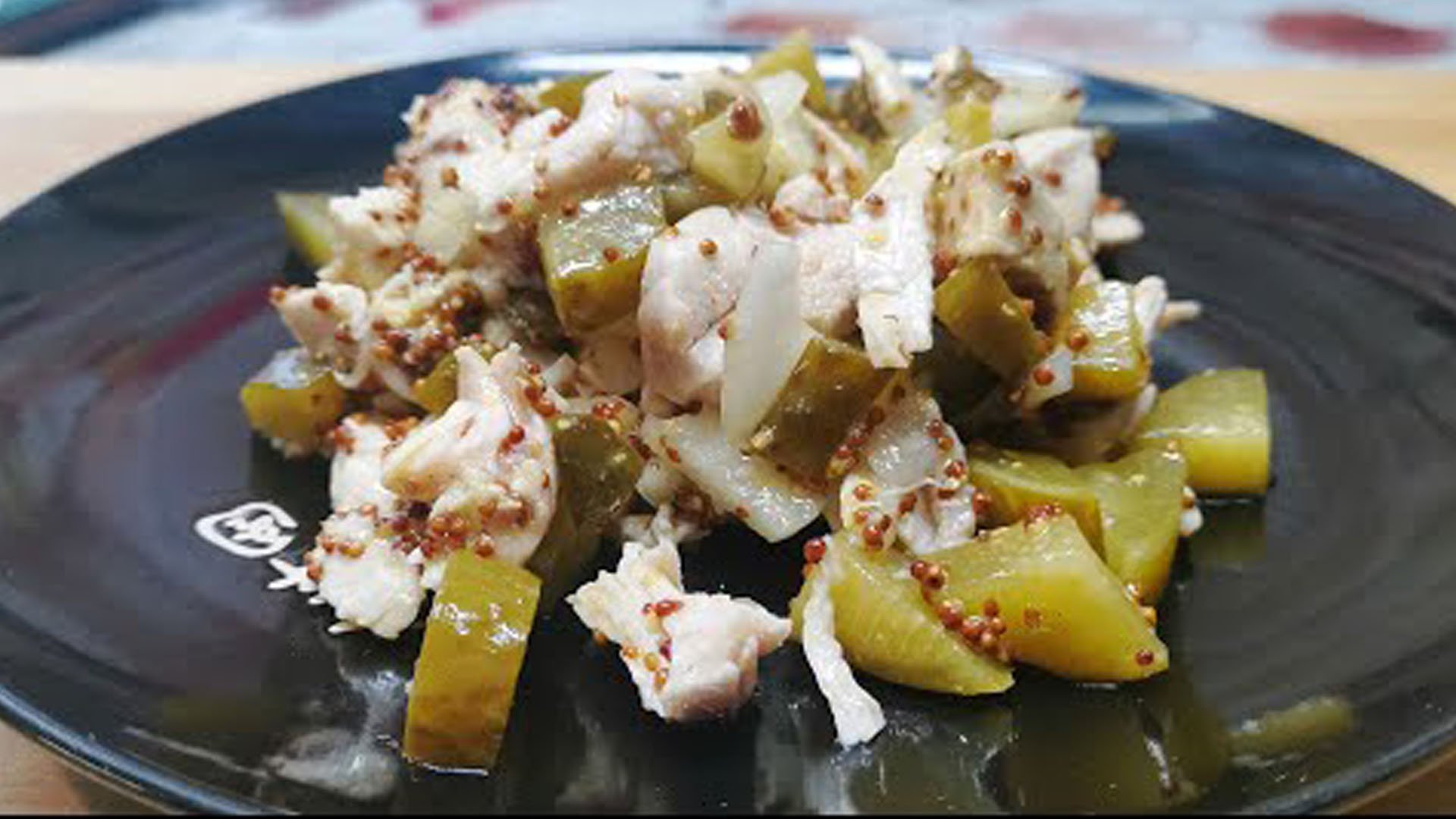 Салат с солеными огурцами, курицей и зерненой горчицей смотреть онлайн