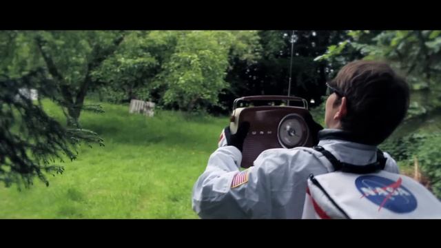 LONELY ROBOT - The Boy In The Radio (OFFICIAL VIDEO) смотреть онлайн