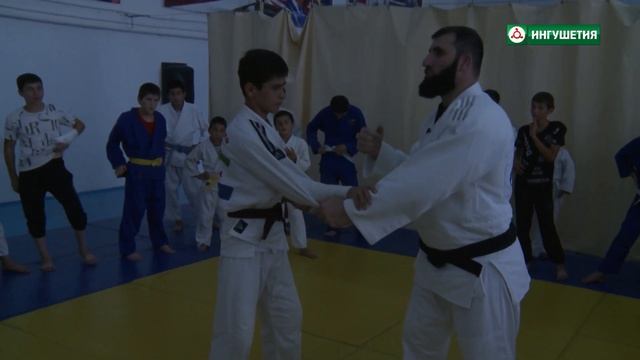 СПОРТИВНАЯ ИНГУШЕТИЯ ТРЕНИРОВКА ПО ДЗЮДО АЧАЛУКИ 21072023 смотреть онлайн