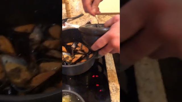 ПАСТА С МИДИЯМИ & МИДИИ В СОУСЕ ГОРГОНЗОЛА ЗА 10 МИН | Рецепт от ресторана КВАРТИРА 8 | АНТОН РАШБА смотреть онлайн