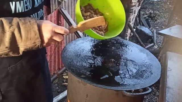 СВИНИНА С АНАНАСАМИ И ИМБИРЁМ В КИСЛО-СЛАДКОМ СОУСЕ НА САДЖЕ НА КОСТРЕ #87 смотреть онлайн