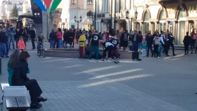 Брейк Данс дети танцуют на Баумане. смотреть онлайн