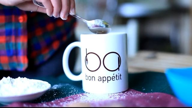 Кекс в кружке за 5 минут | Рецепт шоколадного кекса в микроволновке от [Рецепты Bon Appetit] смотреть онлайн