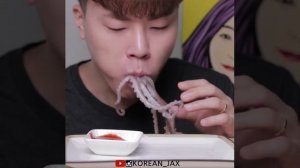 Ест живого осьминога!?