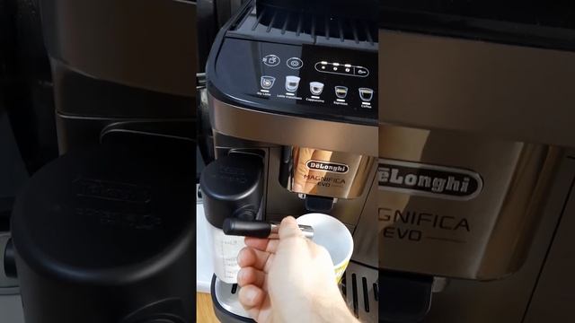Cum Faci Cappuccino si Latte Macchiato cu DeLonghi Magnifica Evo 290.81.TB Espressor Automat смотреть онлайн