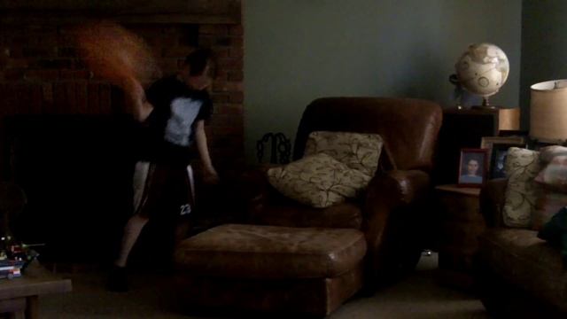 Angry Pissed off Kid Pops Balloon смотреть онлайн