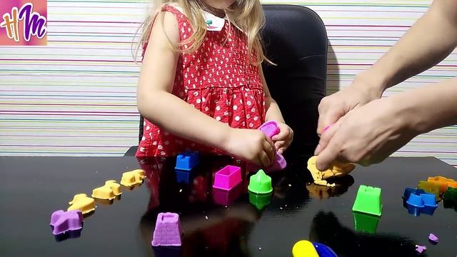 Поделка лепка из кинетического песка Kinetic Sand СТРОИМ ЗАМОК смотреть онлайн