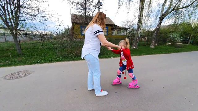 Милиса впервые катается на роликах. Ботисята смотреть онлайн