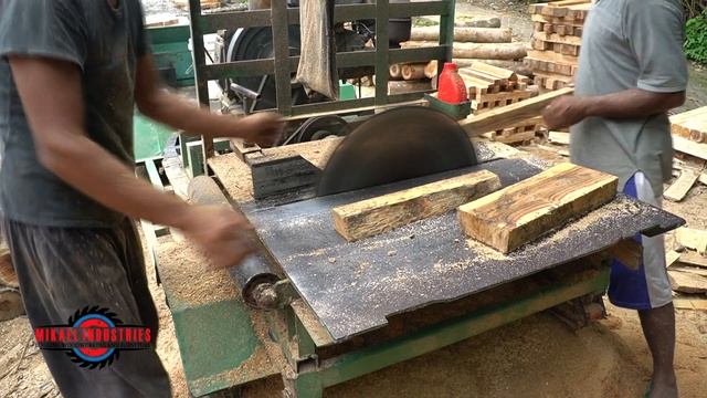 Cutting Logs Has Never Been More DANGEROUS. Portable Sawmill. смотреть онлайн