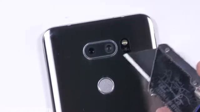 Тест на прочность нового LG V30. смотреть онлайн