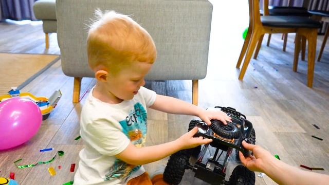 День Рождения Райана 4 года! Ронен и Райан открывают подарки! Что ему подарили? смотреть онлайн