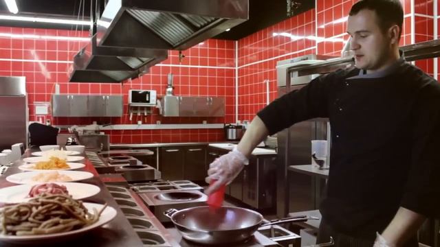 Лапша якисоба со свининой и креветками - рецепты восточной кухни от кафе Tuk-tuk