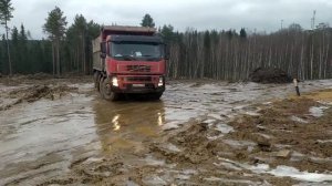 Самосвалы Вольво выгружают грунт на объекте север Санкт-Петербург