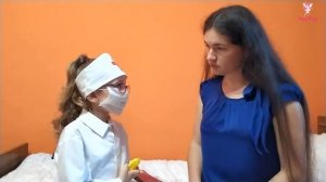 Алиса играет в доктора. Алиса играет в врача. Ребенок пробует профессию врача.Алиса канал Мисс Пикс
