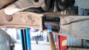 Хюндай Акцент ремонт ходовой. Замена передних рычагов. Как открутить передний рычаг?