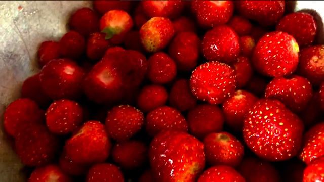ВОТ ПОЧЕМУ У МЕНЯ ВСЕГДА ОГРОМНАЯ КЛУБНИКА смотреть онлайн