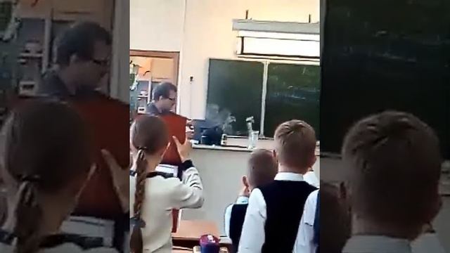ШОК!!! Химический фокус на биологии! СМОТРЕТЬ ВСЕМ! НЕ ПОВТОРЯТЬ ДОМА!!! смотреть онлайн