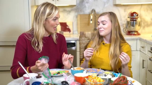Decorating Halloween Cookies with Elsie Fisher from Eighth Grade! | Spooky Karlie Kloss смотреть онлайн