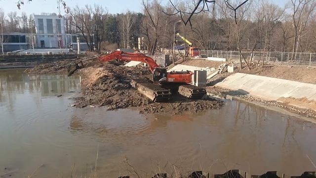 Крутой экскаватор копает на ВДНХ