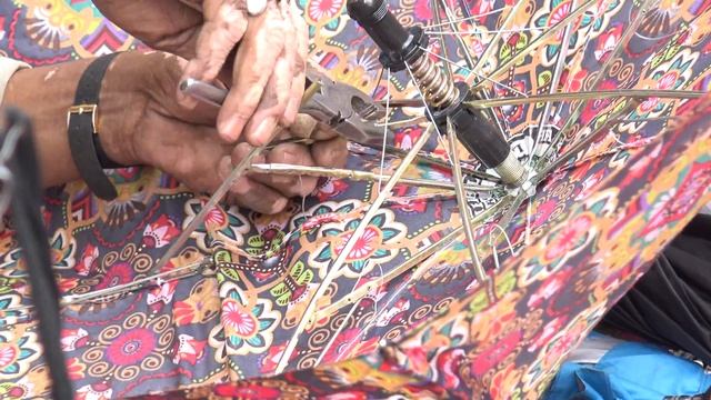 Ремонт зонтов в Индии/ Repair of umbrellas in India смотреть онлайн