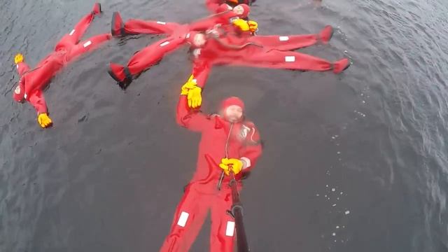 Ныряем зимой в финскую реку