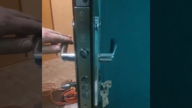 Замена старого сувальдного замка #class на итальянский фирмы #mottura с доработками дверного полотн смотреть онлайн