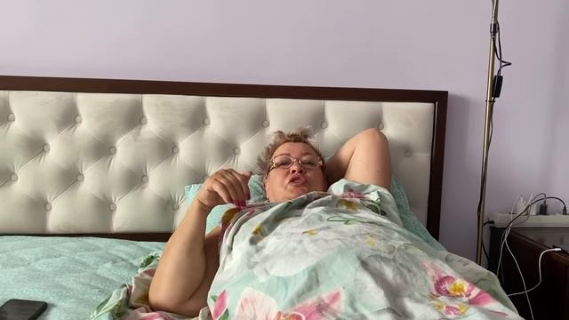 ВЛОГ Выбираю подарок для мамы ! Уборка в комнате Алисы и Синди ! Мама читает комментарии ? смотреть онлайн