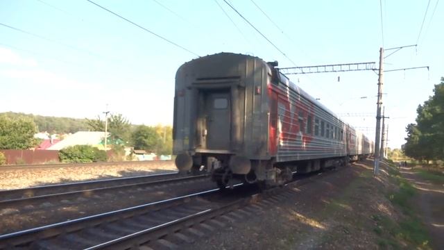 Электровоз ЭП1М-434 с пассажирским поездом