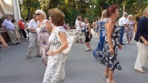 С РОЗОЮ КРАСИВОЮ!??_ТАНЦЫ В ПАРКЕ ГОРЬКОГО ХАРЬКОВ АВГУСТ 2021.mp4