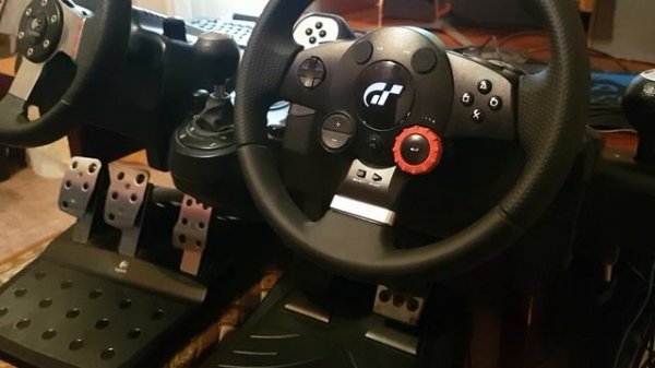 Logitech G27 и  Logitech Driving Force GT. Сравнение игровых рулей.