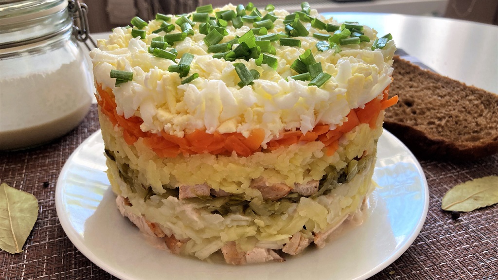 Салат столичный - многослойный, простой и сытный рецепт!