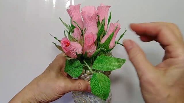КРАСОТА из пластиковой бутылки и КРЕПОВОЙ БУМАГИ.Поделки своими руками цветы бумаги.букет конфет DI смотреть онлайн
